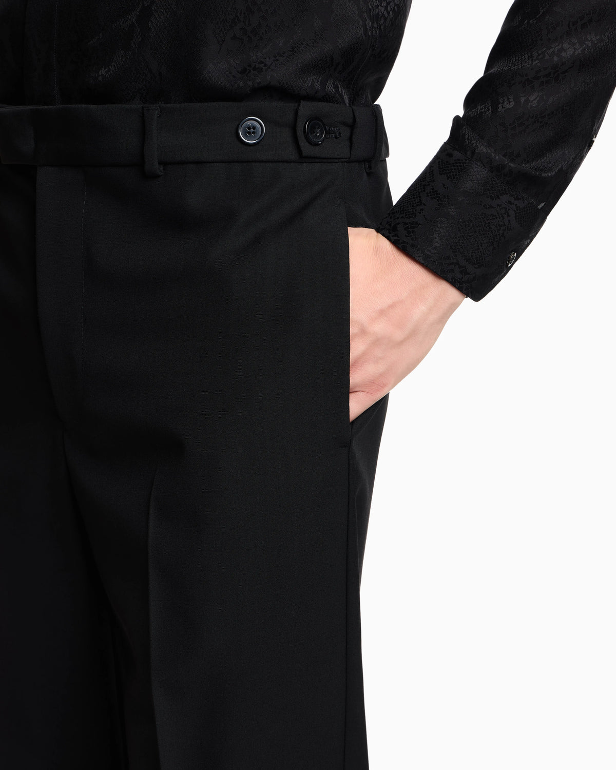 Trousers with a pleat in virgin wool with a technical finish