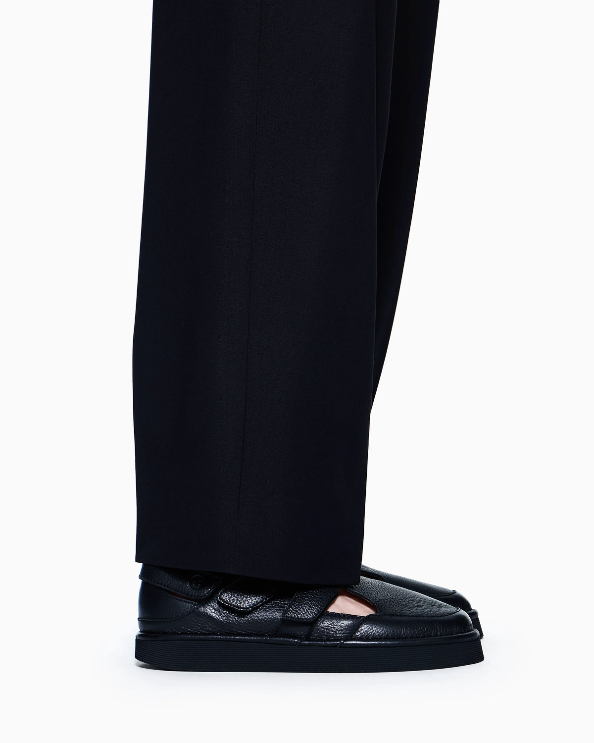 Leather sandals with cut-outs