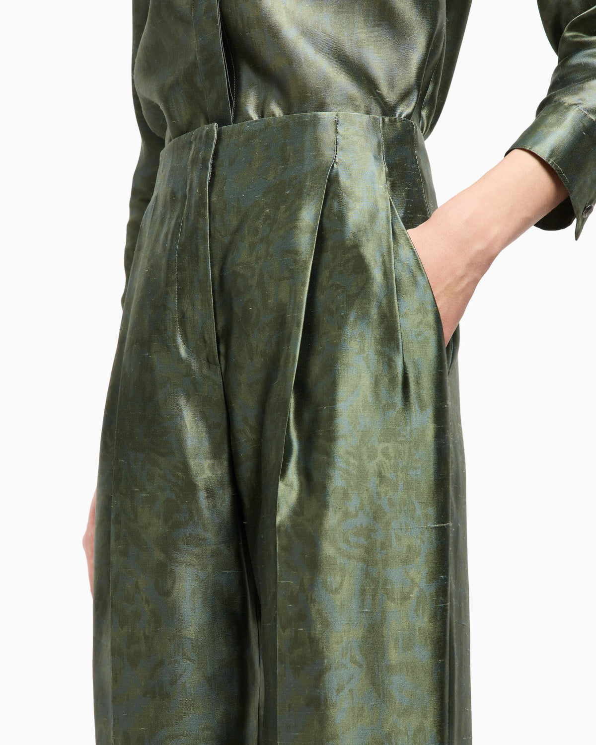 Single-pleat trousers in printed silk-shantung