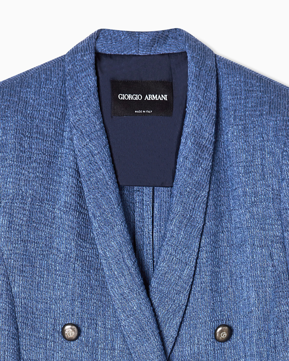 Long double-breasted coat in faded linen, viscose and silk crêpe.