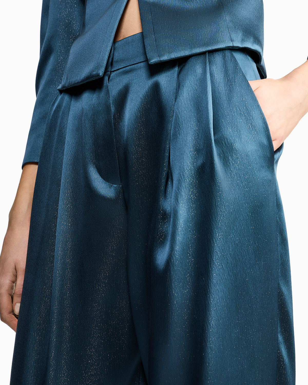 Trousers with pleats in silk satin