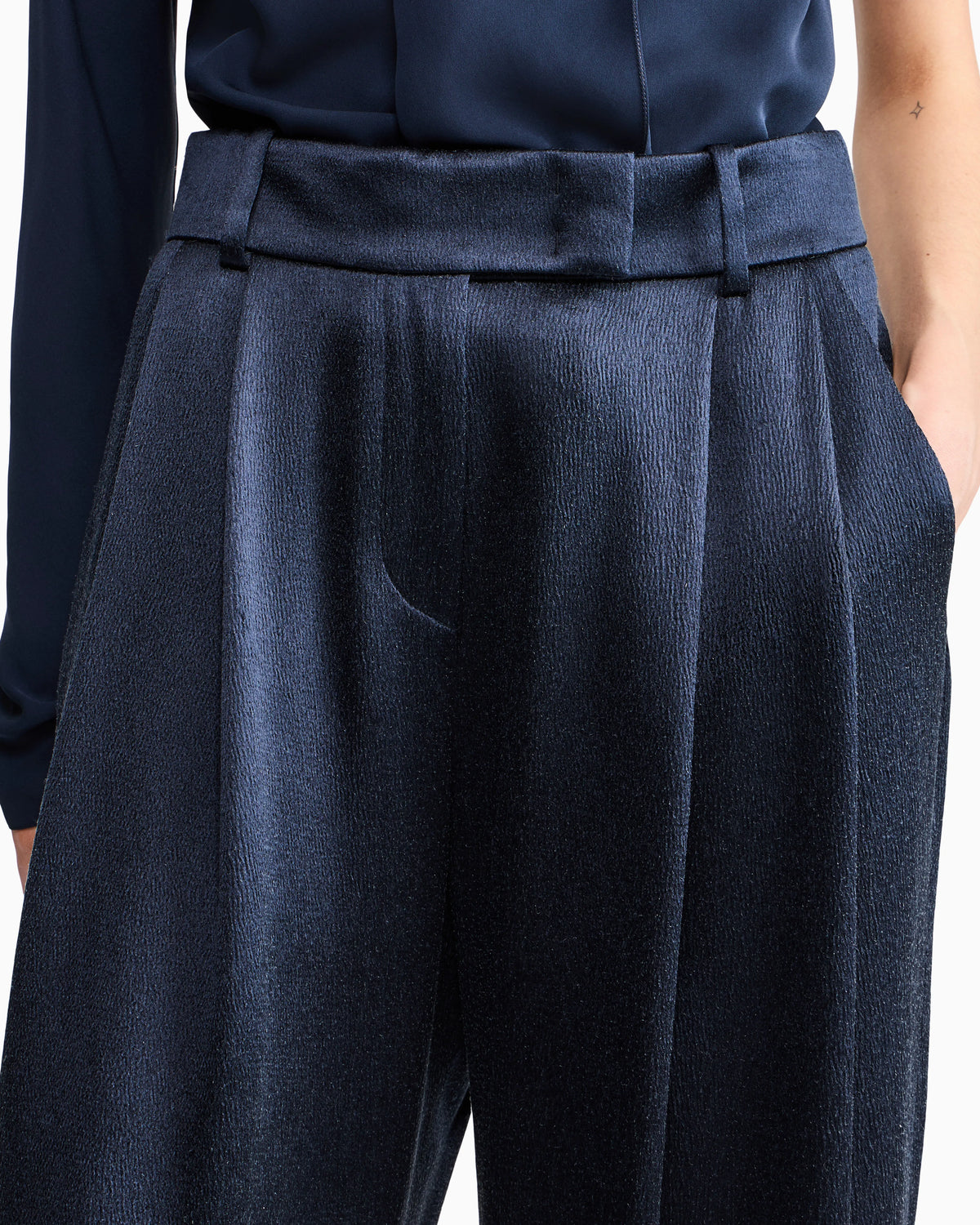 Trouser wide leg with two pleats in hammered satin