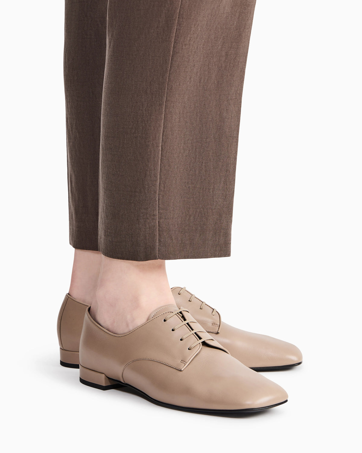 Laced shoe in leather with a leather sole