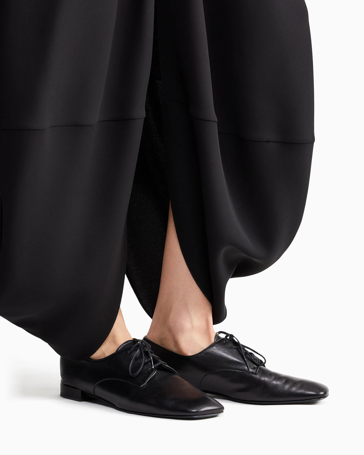 Laced shoe in leather with a leather sole