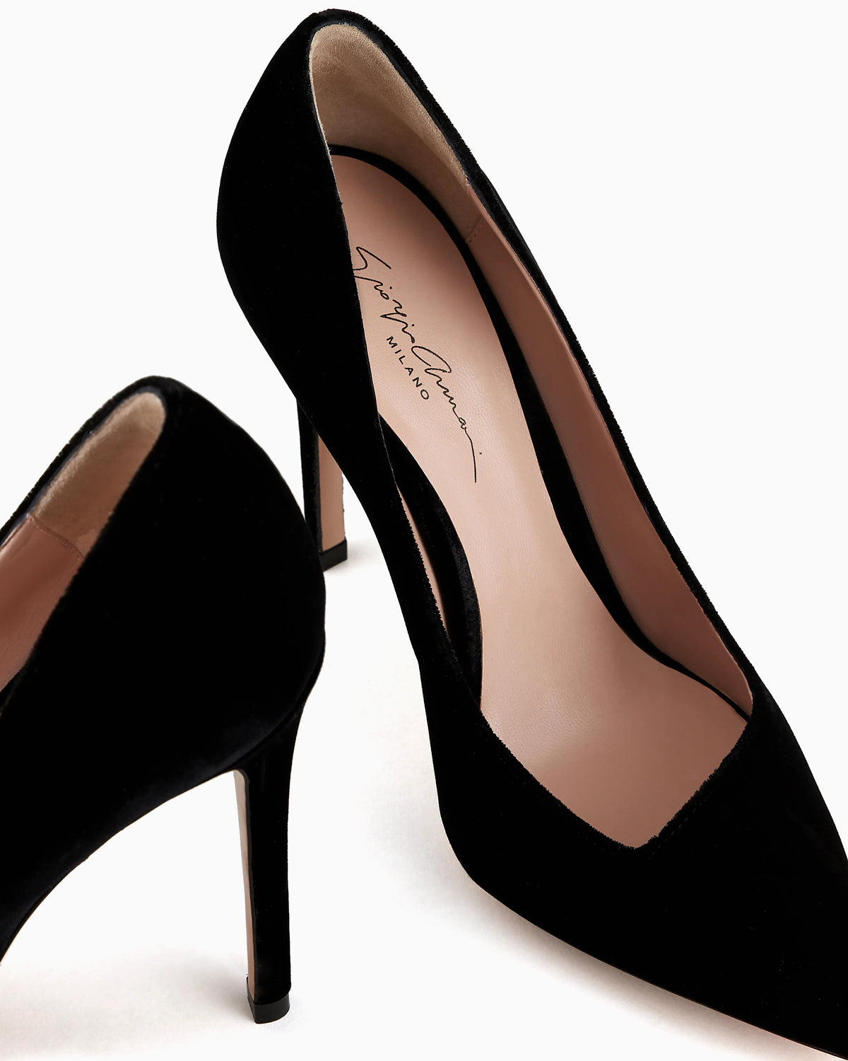 Velvet court shoes with an asymmetric top line
