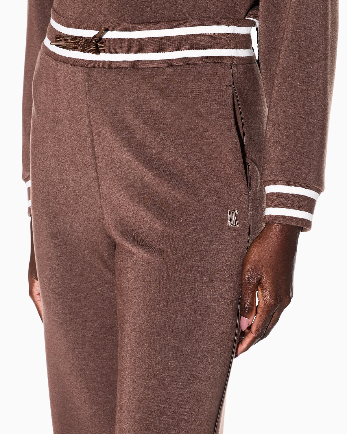 Jogger pants with contrasting trims