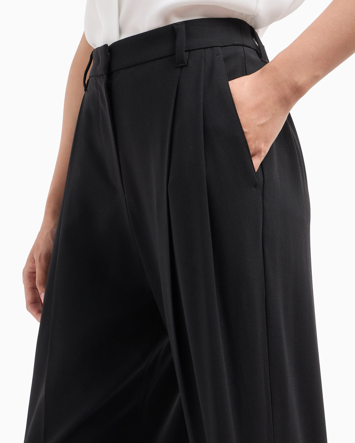 Trousers with pleats and a high waist in wool Essential
