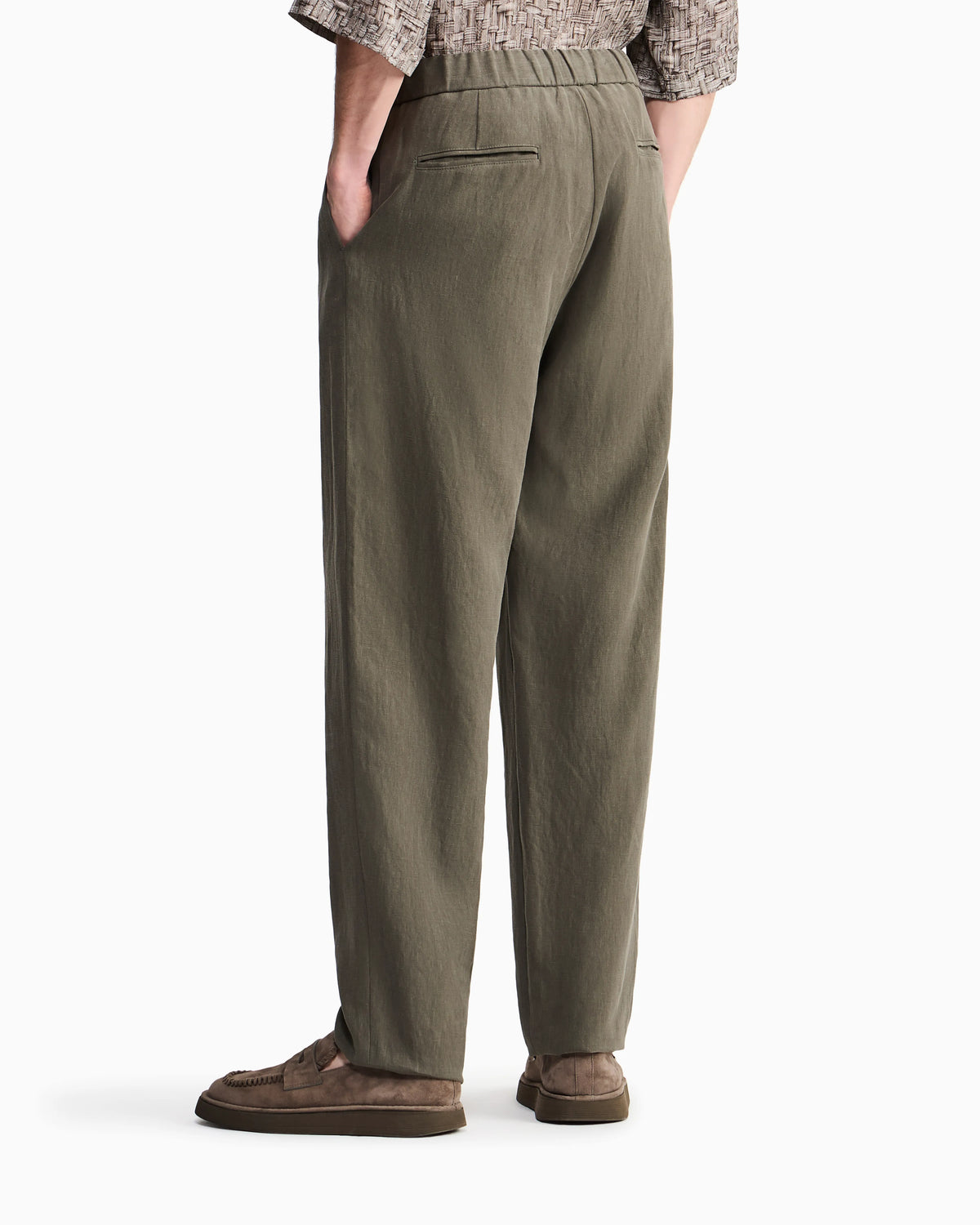 Linen trousers with a single pleat and drawstring