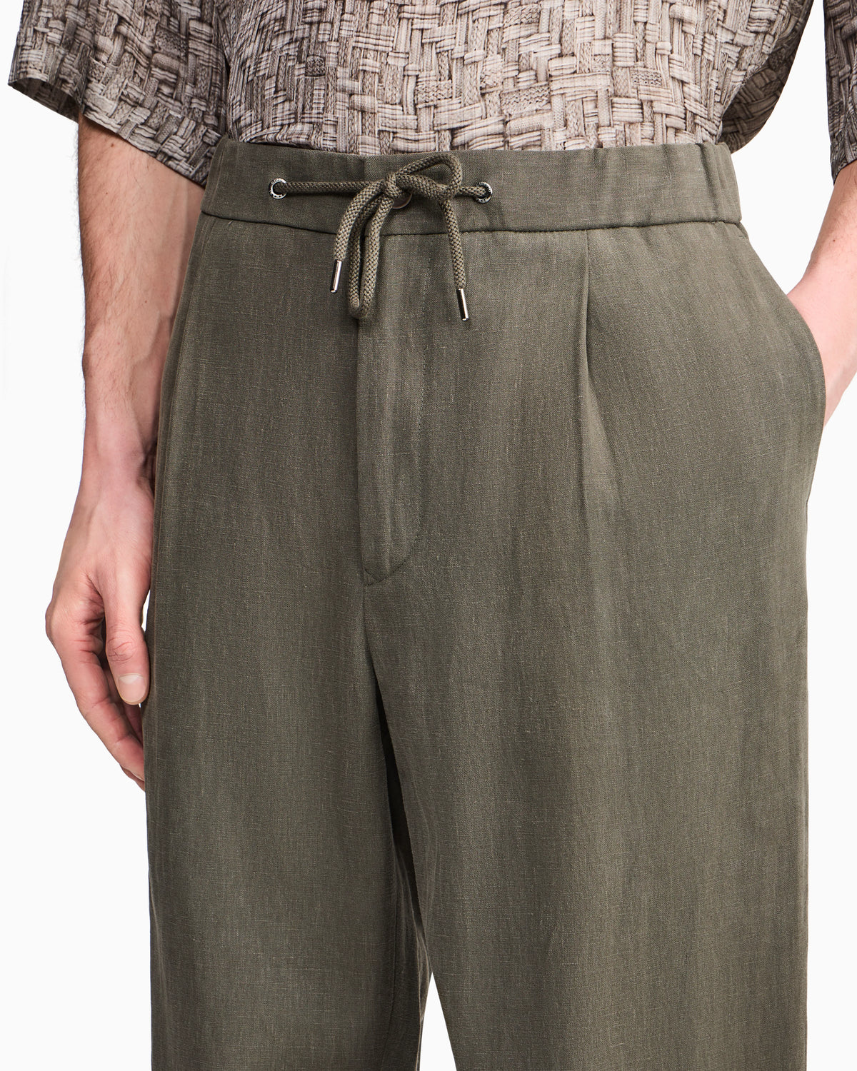 Linen trousers with a single pleat and drawstring