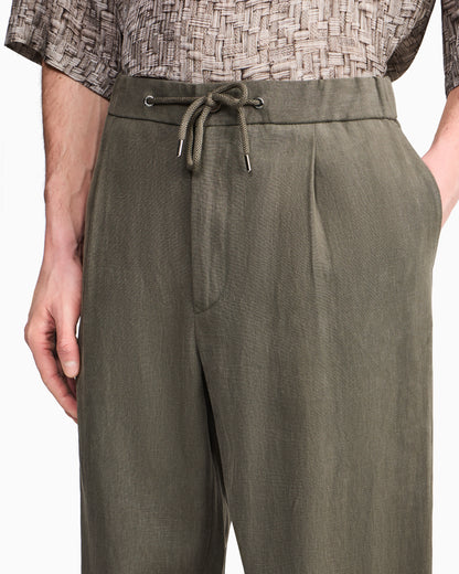 Linen trousers with a single pleat and drawstring