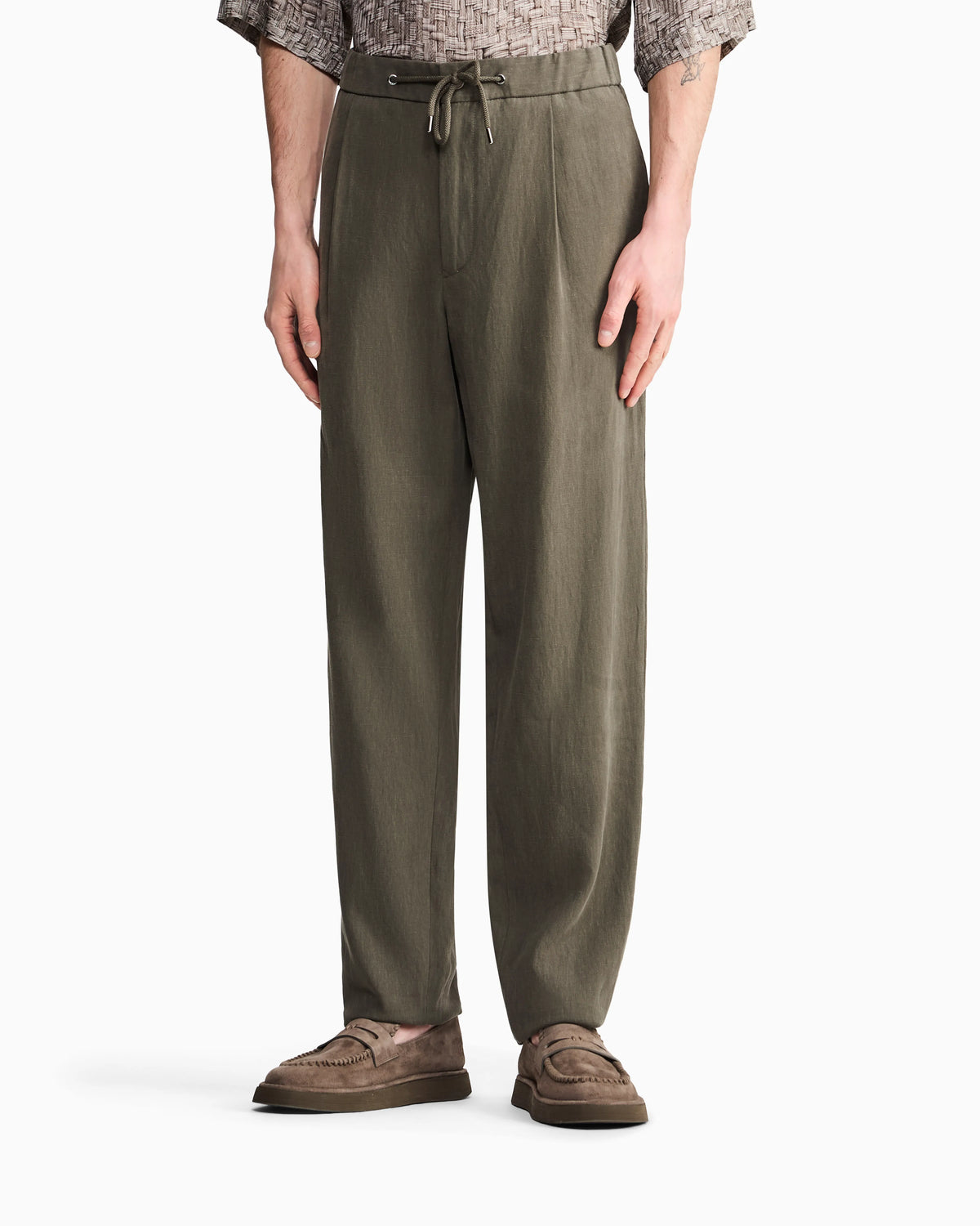 Linen trousers with a single pleat and drawstring