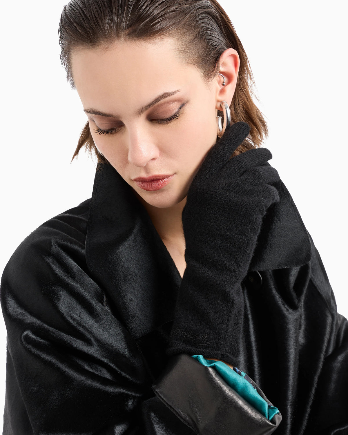 Cashmere knit gloves with embroidered logo