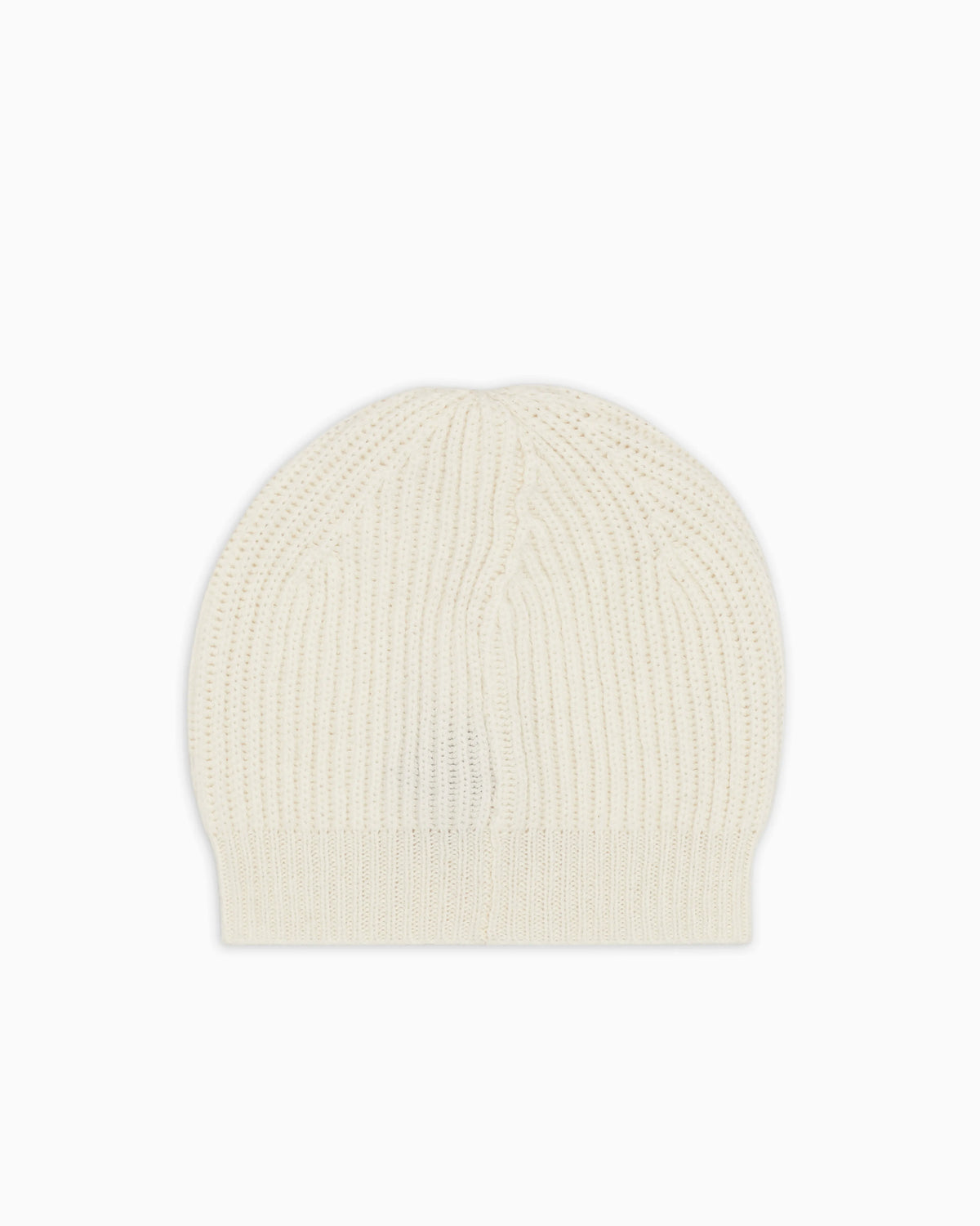 Knitted beanie with a ribbed cuff and patch