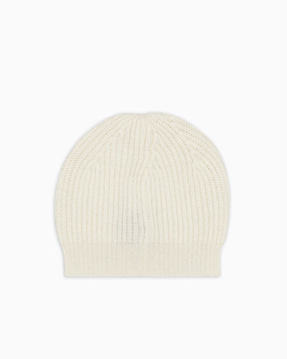 Knitted beanie with a ribbed cuff and patch