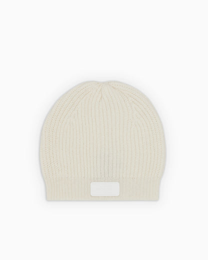 Knitted beanie with a ribbed cuff and patch