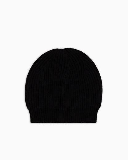 Knitted beanie with a ribbed cuff and patch
