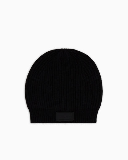 Knitted beanie with a ribbed cuff and patch