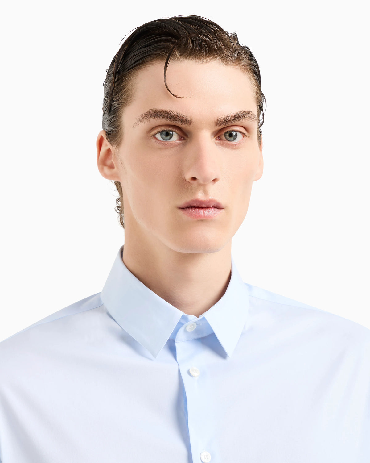 Button-down shirt in fluid stretch fabric