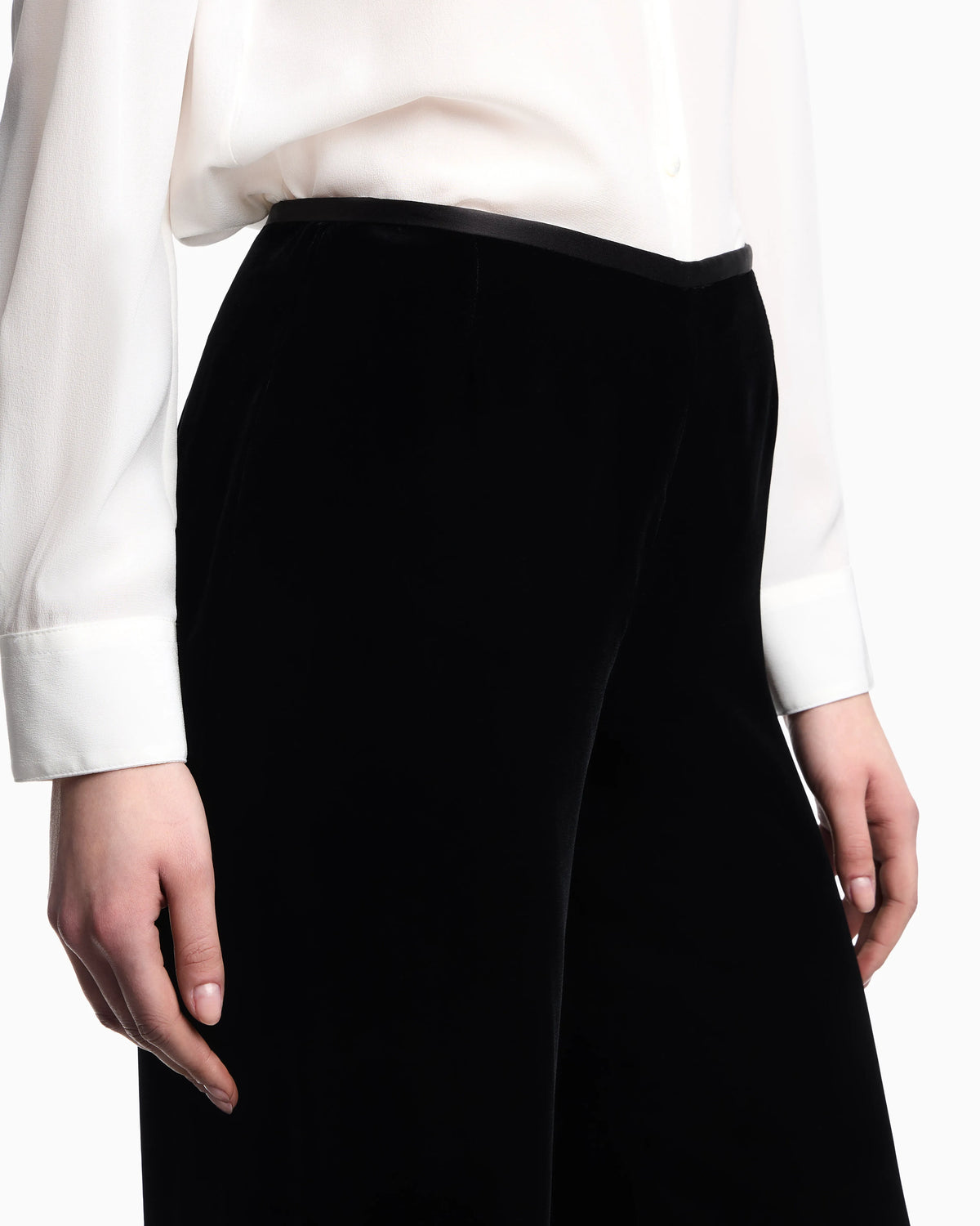 Velvet trousers in a high-waisted palazzo fit Essential