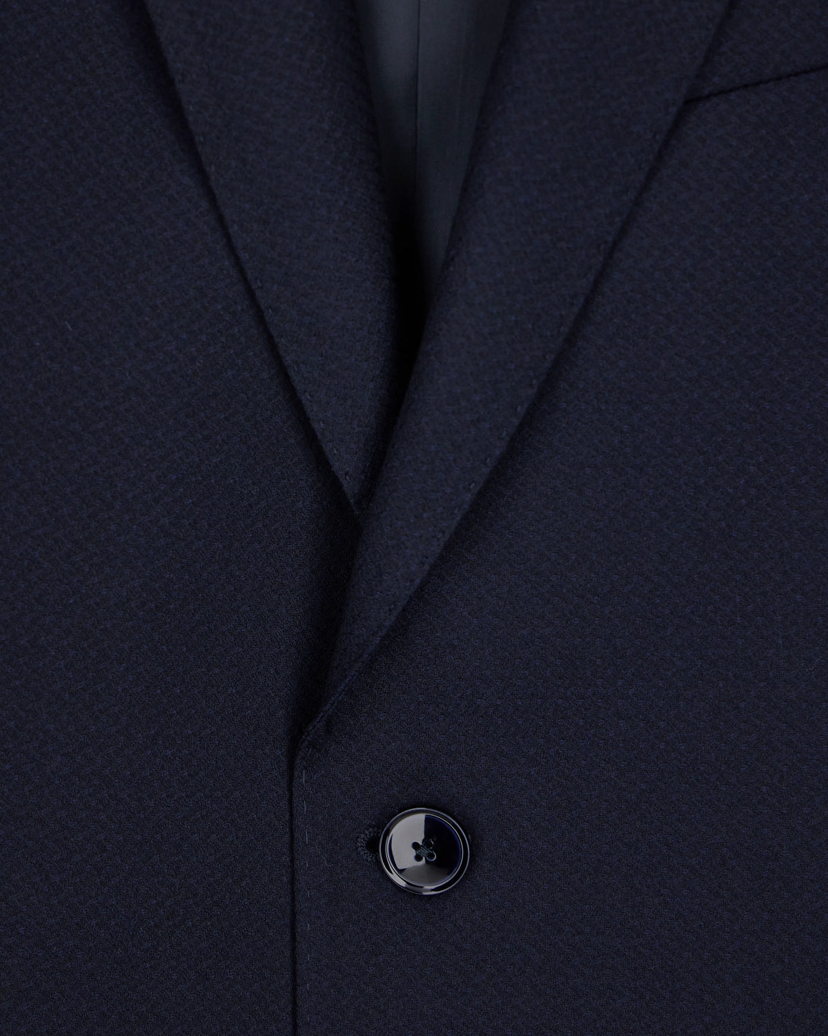 Lined suit in virgin wool with a micro design