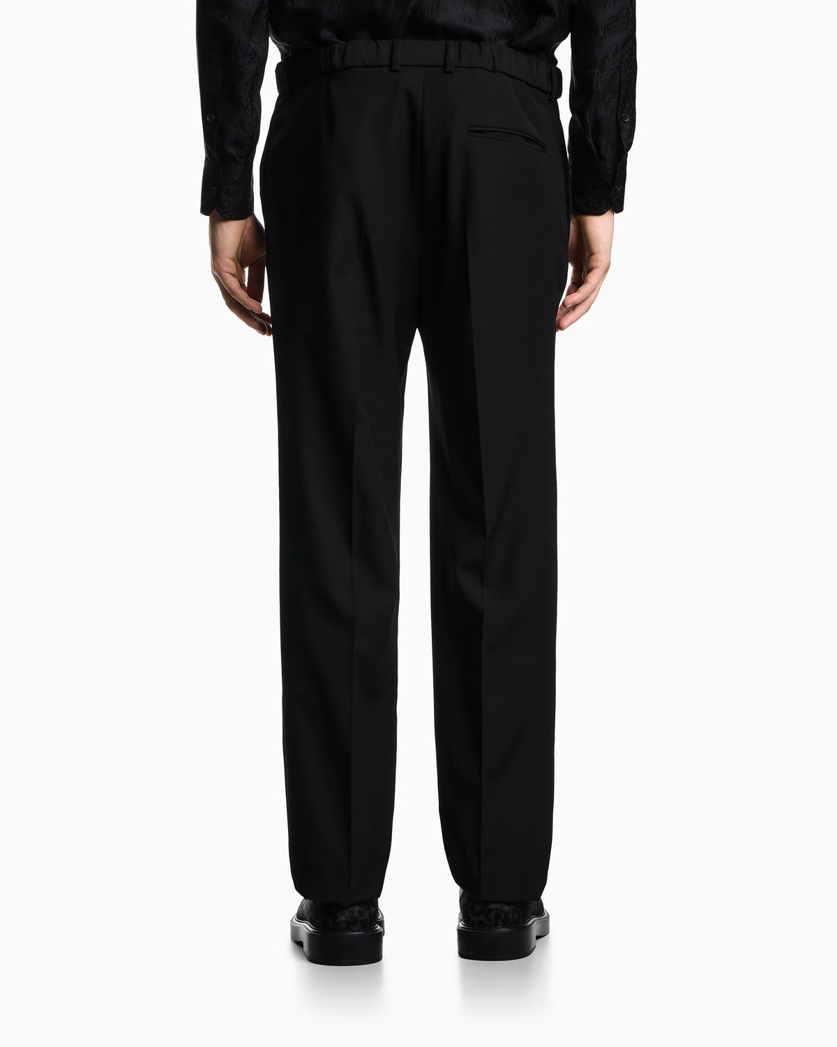 Trousers with a pleat in virgin wool with a technical finish