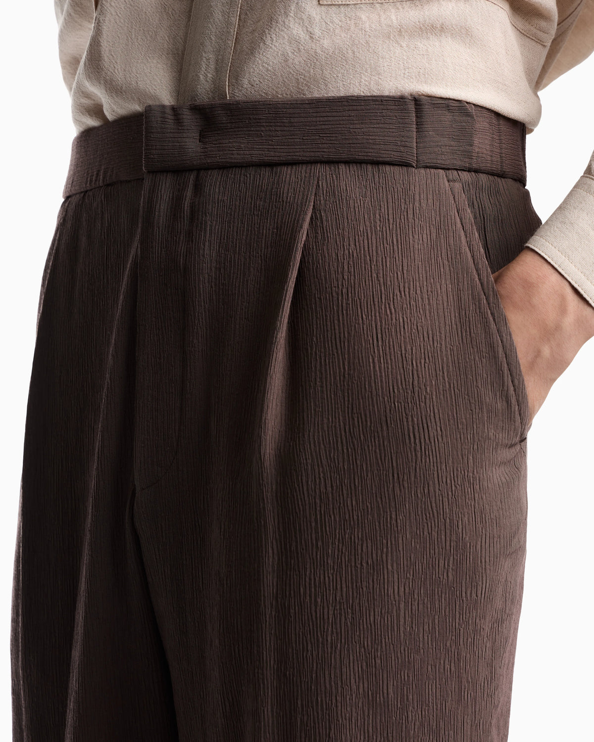 3D wrinkle-effect crêpe fabric trousers