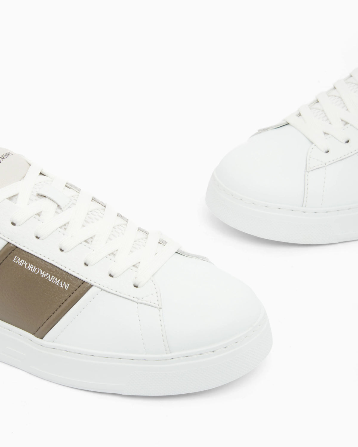 Leather sneakers with an embossed logo and contrasting panel