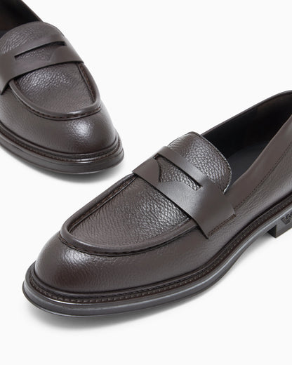 Slip-on loafer in pebbled leather with smooth inserts