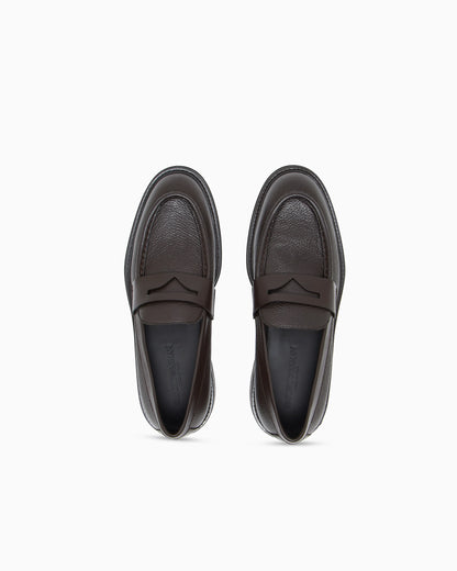 Slip-on loafer in pebbled leather with smooth inserts