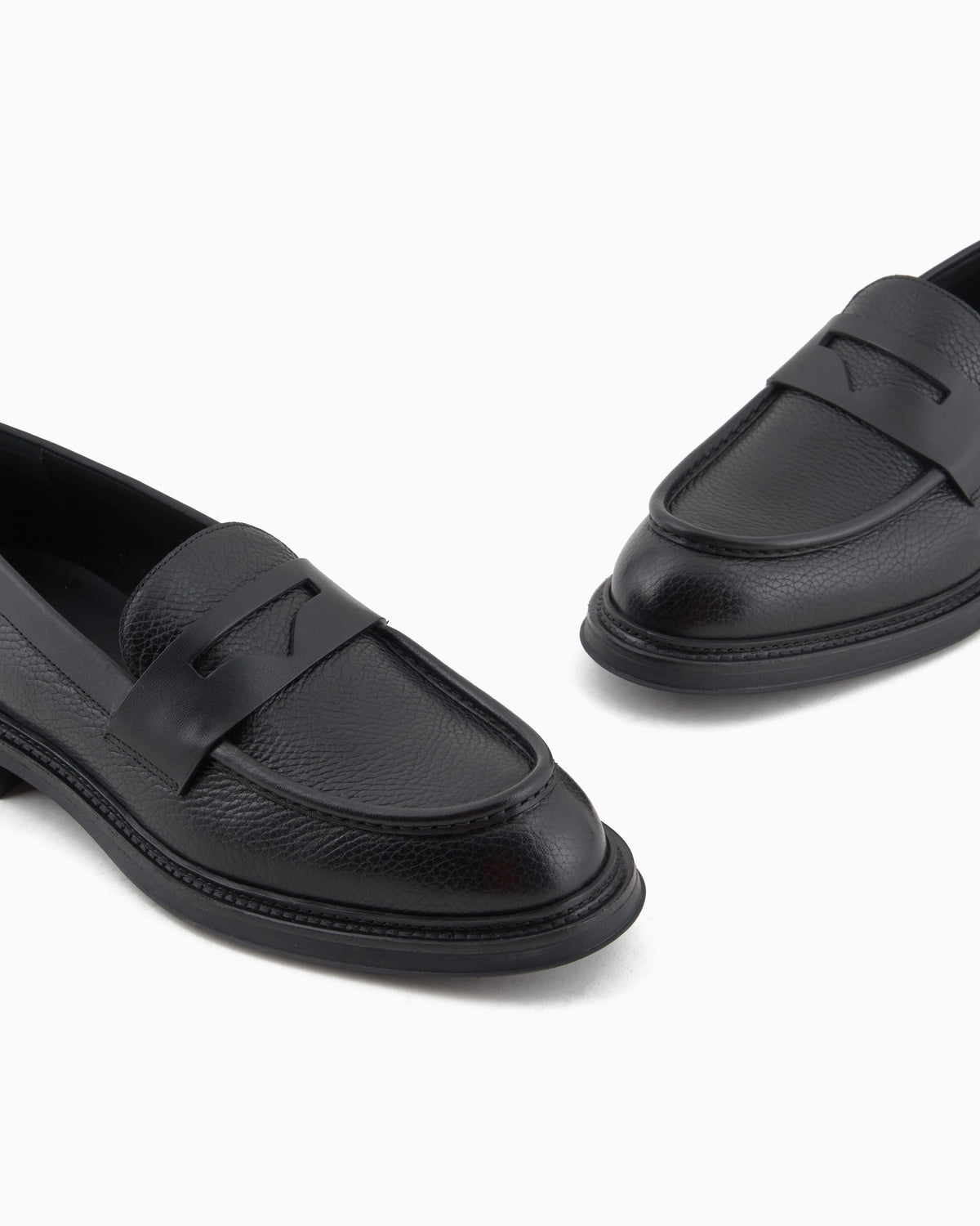 Slip-on loafer in pebbled leather with smooth inserts