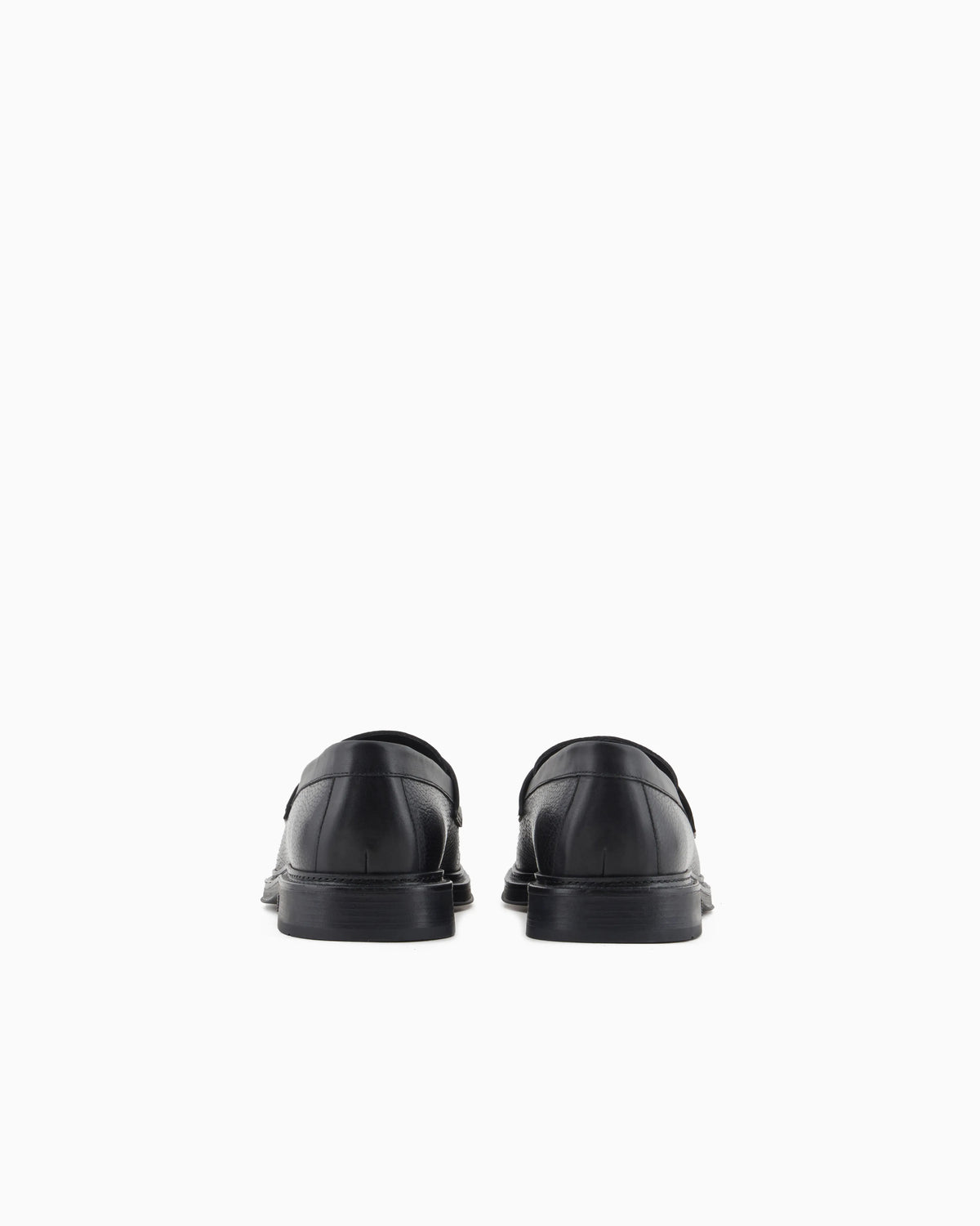 Slip-on loafer in pebbled leather with smooth inserts
