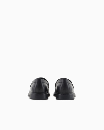 Slip-on loafer in pebbled leather with smooth inserts