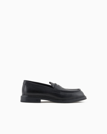 Slip-on loafer in pebbled leather with smooth inserts