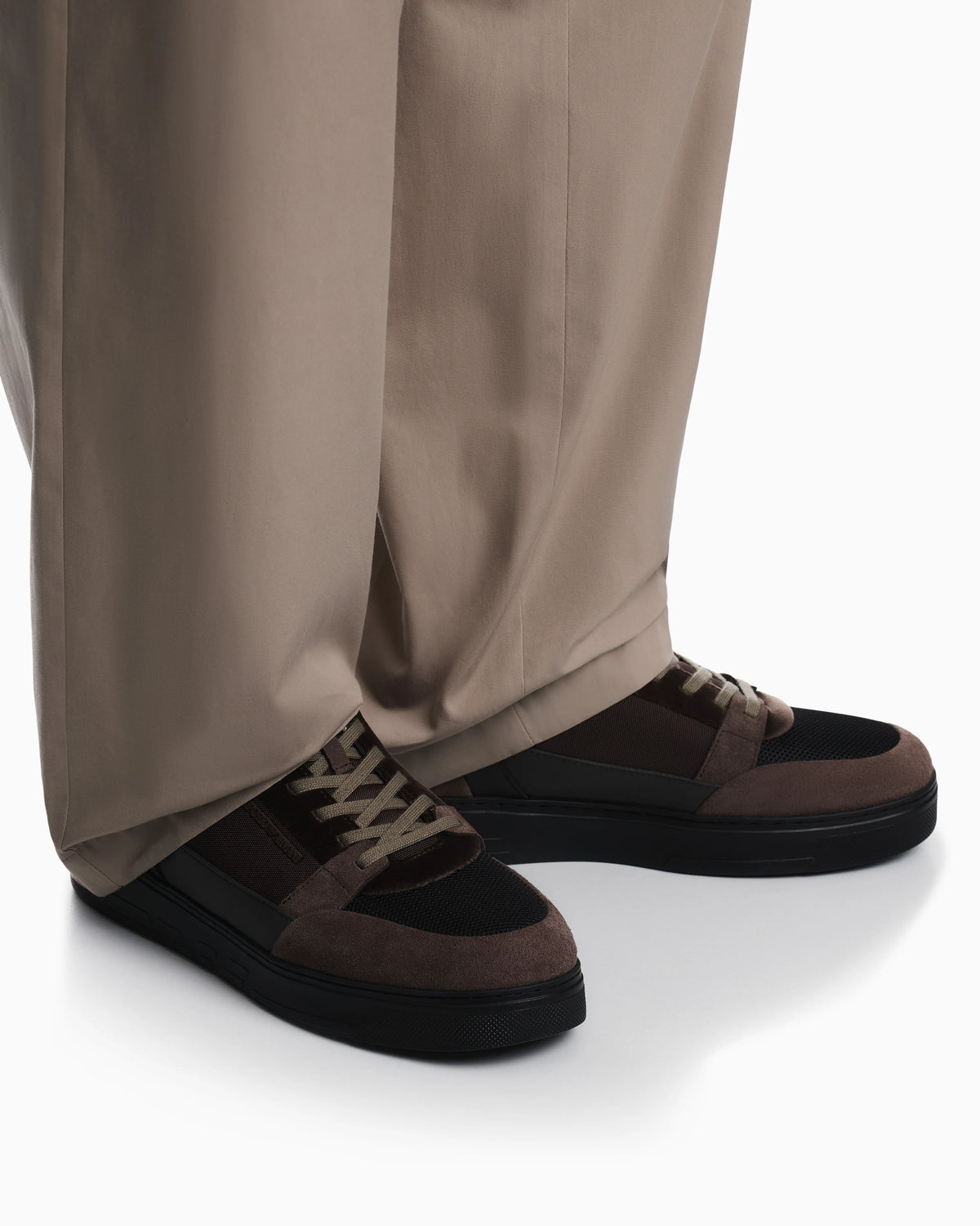 Sneakers low-top with suede and mesh upper and rubber sole