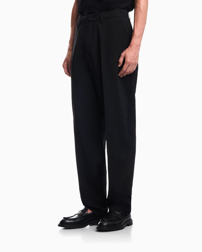 Pleated technical seersucker fabric trousers