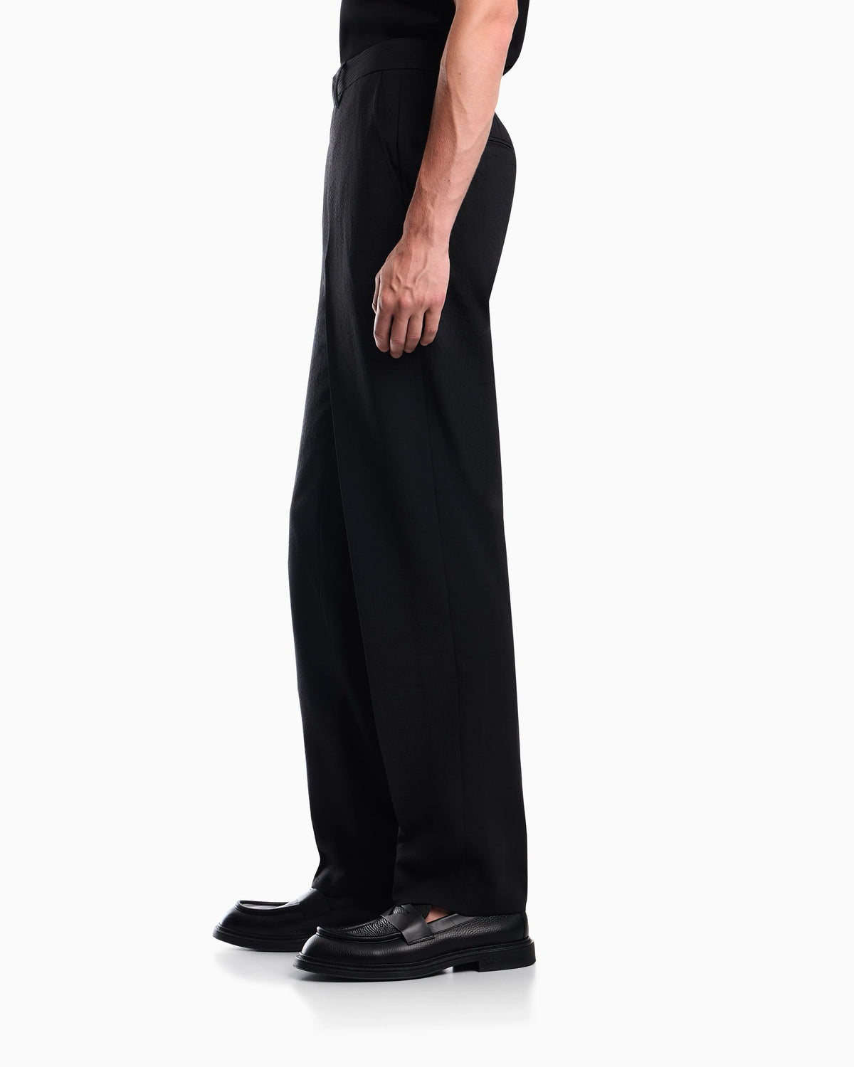 Pleated technical seersucker fabric trousers