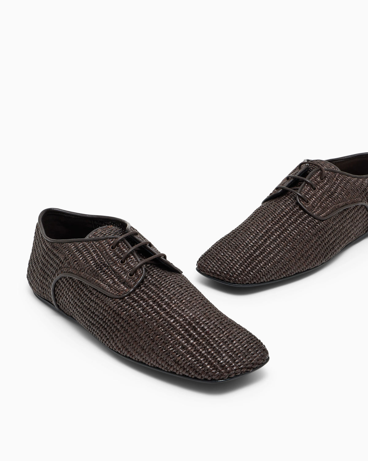 Lace-ups in woven raffia