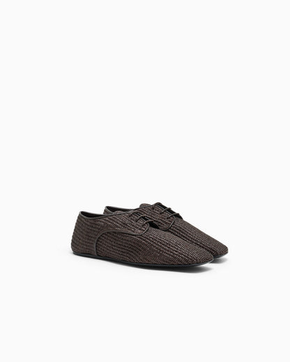 Lace-ups in woven raffia