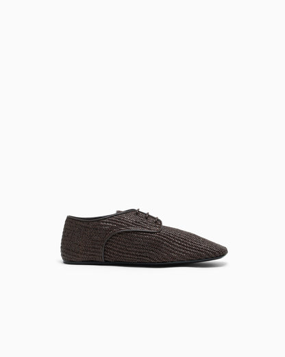 Lace-ups in woven raffia
