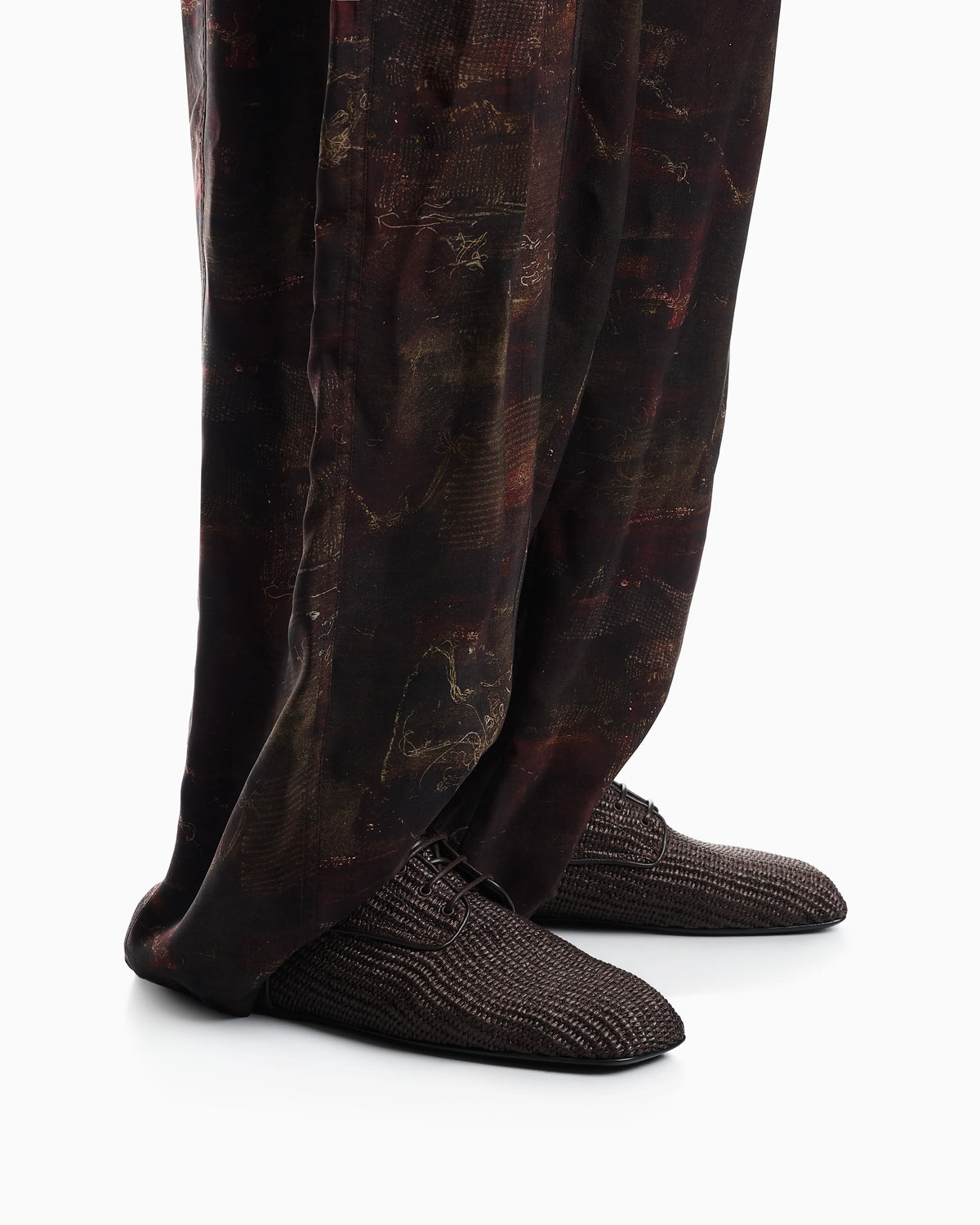 Lace-ups in woven raffia