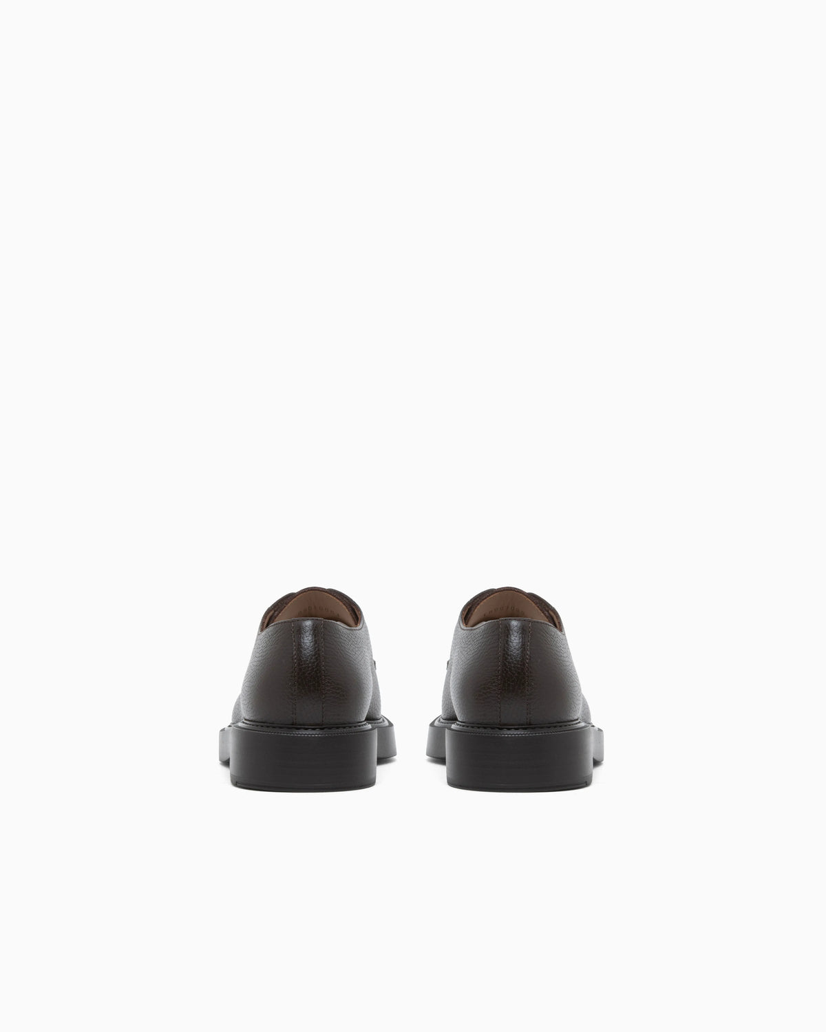 Lace-up shoes in grained leather with a rubber sole