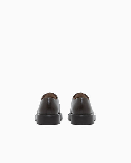 Lace-up shoes in grained leather with a rubber sole