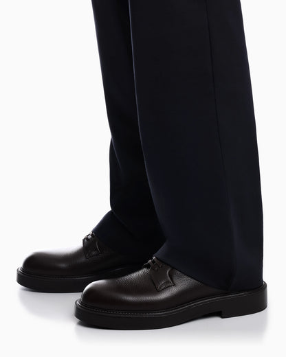 Lace-up shoes in grained leather with a rubber sole