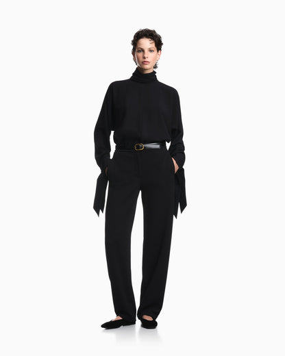 Blouse in recycled crepe with high neckline and tie cuffs