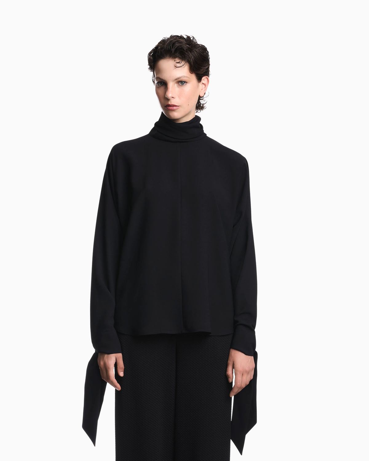 Blouse in recycled crepe with high neckline and tie cuffs