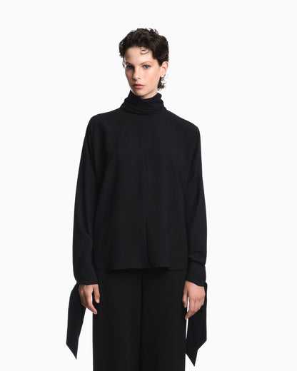 Blouse in recycled crepe with high neckline and tie cuffs