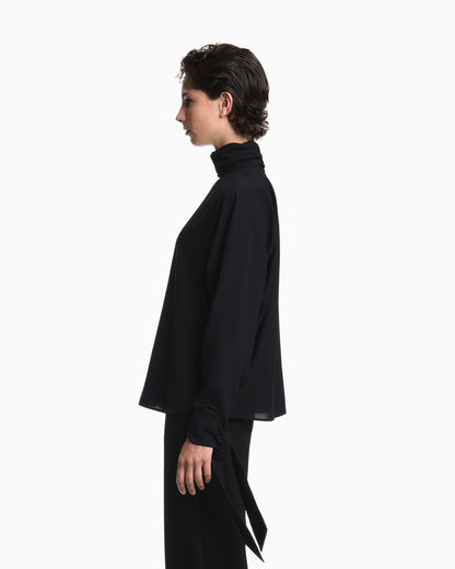Blouse in recycled crepe with high neckline and tie cuffs