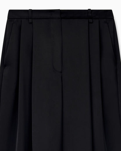 Trousers in techno twill with wide leg pleats and belt loops