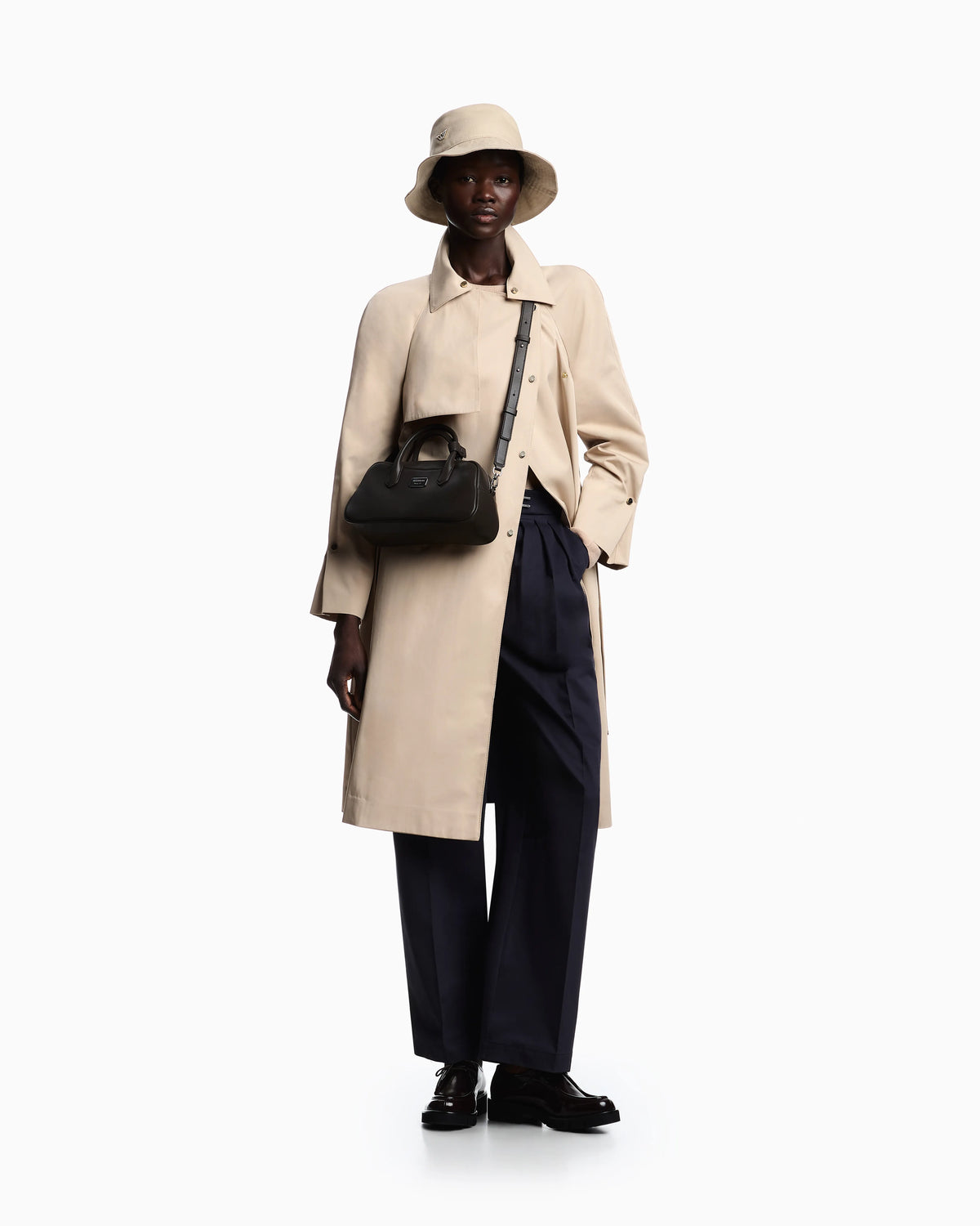 Trench coat in water-repellent technical cotton