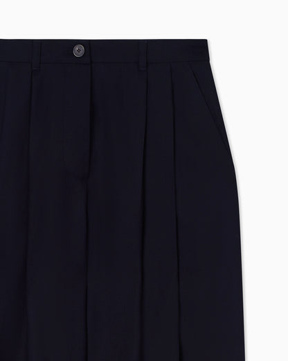 Trousers with pleat in flowing wool